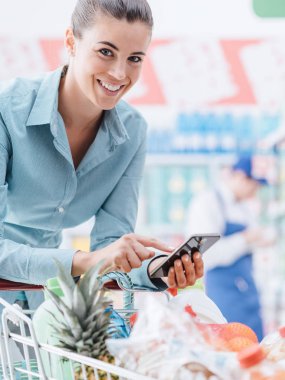 Kadının bakkal süpermarkette alışveriş yapması