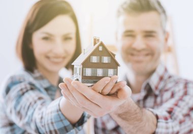 hayalinizdeki evi tutan Çift