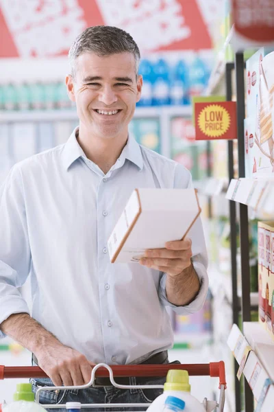Homem confiante fazendo compras de supermercado — Fotografia de Stock