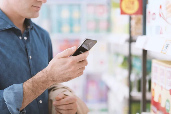 Homem compras no supermercado — Fotografia de Stock