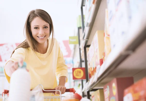 Jovem mulher fazendo compras de supermercado — Fotografia de Stock