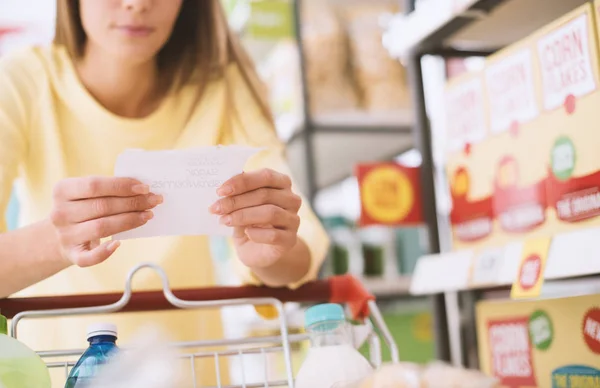 Kvinnan gör matinköp — Stockfoto