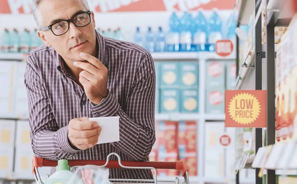 Homem fazendo compras de supermercado — Fotografia de Stock