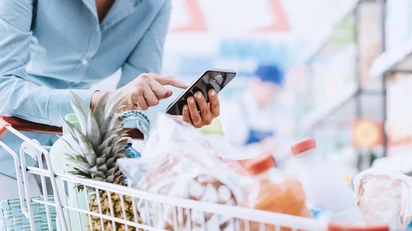 Kobieta robi zakupy w supermarkecie — Zdjęcie stockowe