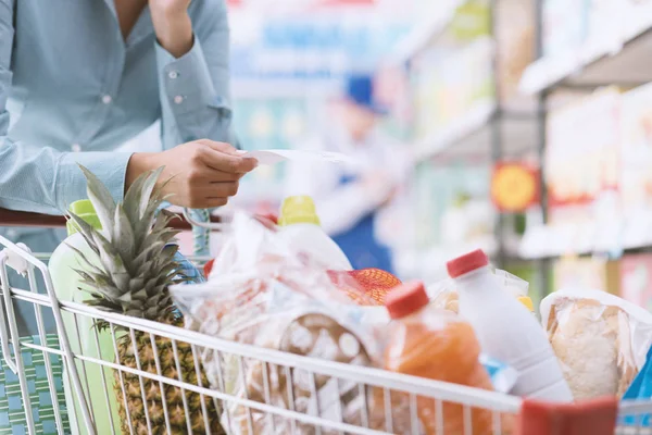 Donna spingendo carrello e lista di controllo — Foto Stock