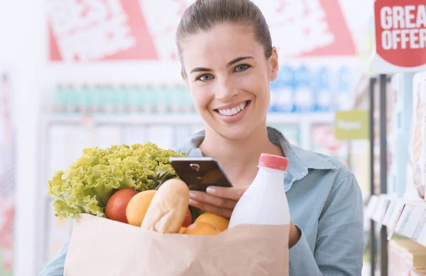 Jeune femme faisant du shopping au supermarché — Photo