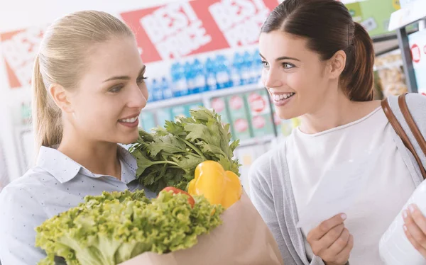 Mulheres fazendo compras de mercearia juntos — Fotografia de Stock