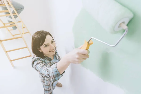 Mosolygó nő festés szoba — Stock Fotó