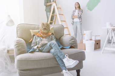 Aile ev bir makyaj yapıyor