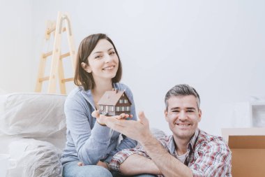 Gülümseyen iki modeli ev tutan