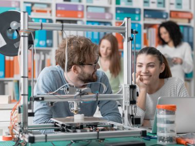 Mühendislik öğrencileri bir 3d printerlere harcama maddeler kullanma 