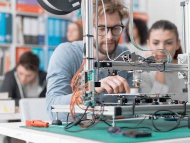 Mühendislik öğrencileri kullanarak 3D printerlere harcama maddeler