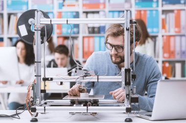 3D printerlere harcama maddeler kullanarak mühendisliği öğrencisi