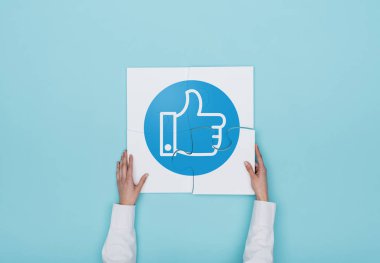 Kadın kadar bulmaca başparmak ile Tamamlanıyor 