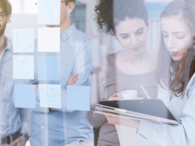 Ofiste genç iş takım toplantısı