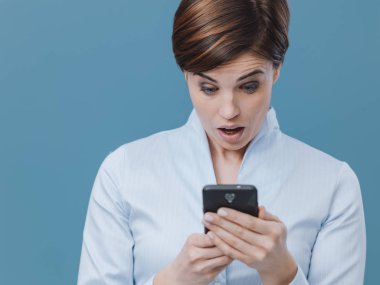 Kadın alıcı sürpriz smartphone cep telefonu ile