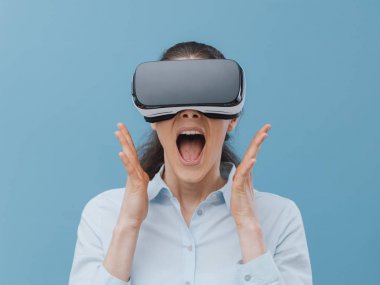 Bir vr kulaklık giyen kadın