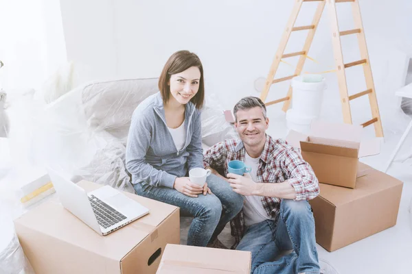 Par som flyttar tillsammans — Stockfoto