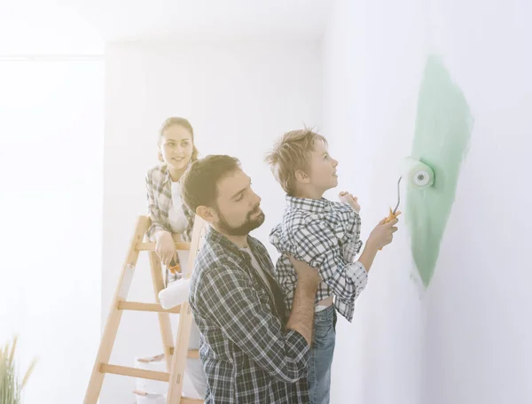 Jeune famille rénovant la maison — Photo