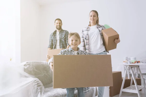 Jovem família renovando nova casa — Fotografia de Stock