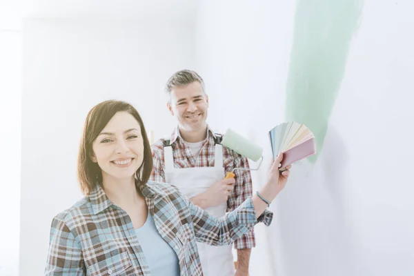 Vrouw kiezen verf kleur — Stockfoto