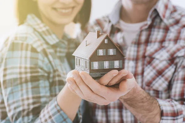 Casal segurando casa de sonho — Fotografia de Stock