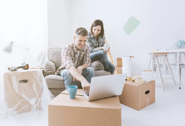 Paar die verhuizen naar een nieuw huis — Stockfoto