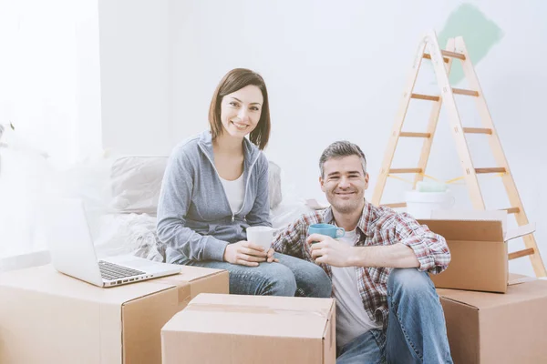 Pareja mudándose juntos —  Fotos de Stock