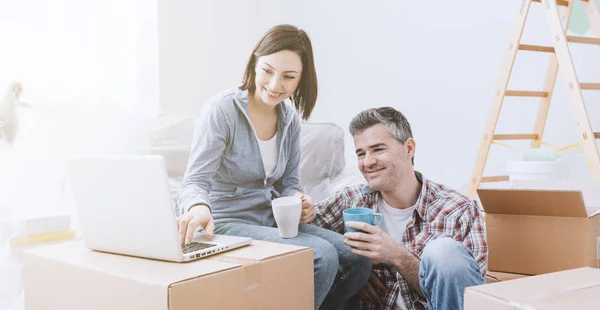 Paar samen bewegen — Stockfoto