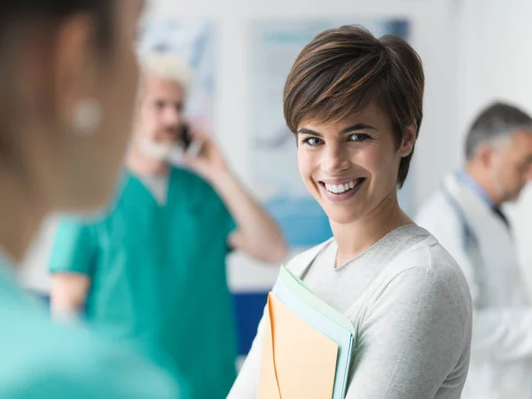 Selbstbewusste Frau im Krankenhaus — Stockfoto