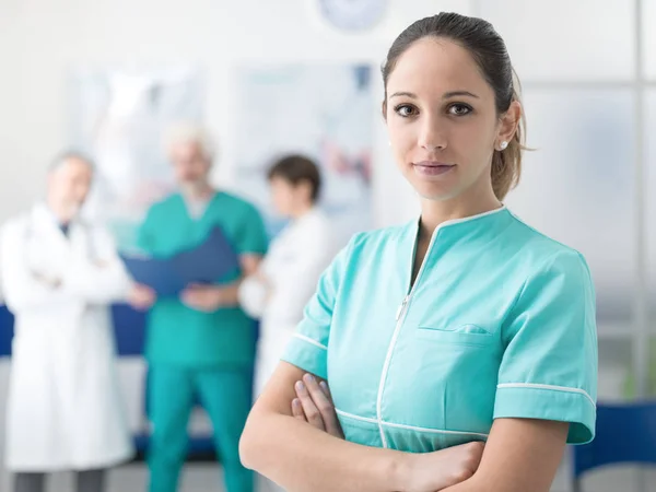 Jeune infirmière posant à la clinique — Photo