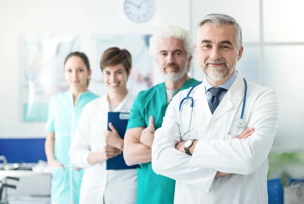 Squadra medica in piedi in ospedale — Foto Stock