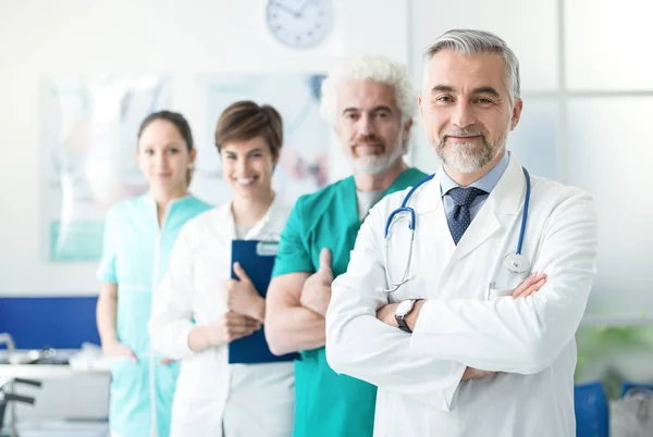 Équipe médicale debout à l'hôpital — Photo