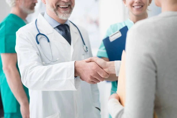 Medico stringendo la mano ai pazienti — Foto Stock