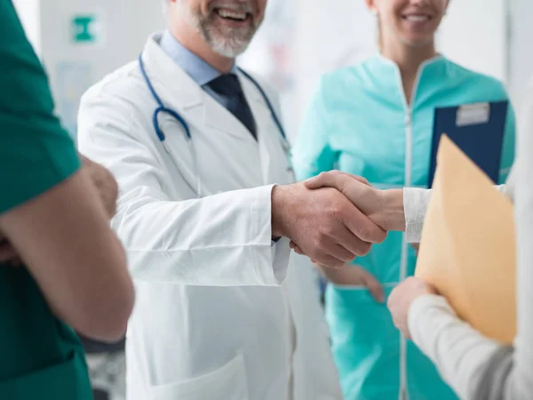 Médico confiante apertando a mão pacientes — Fotografia de Stock