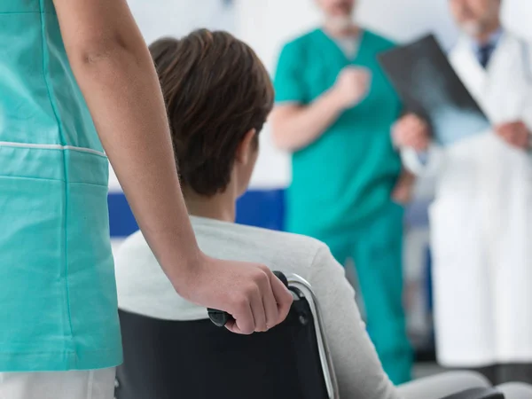 Médicos examinando pacientes discapacitados rayos X — Foto de Stock