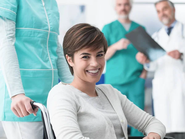 Sonriente joven discapacitado paciente — Foto de Stock