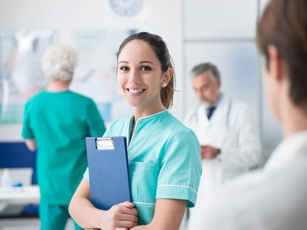 Vrouwelijke medische student werkt in ziekenhuis — Stockfoto