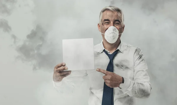 Αυτοπεποίθηση άνθρωπος φορώντας μια μάσκα της ρύπανσης — Φωτογραφία Αρχείου