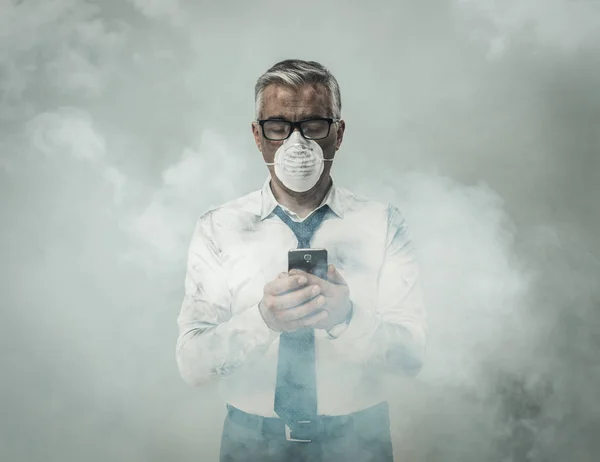 Corporate zakenman met beschermend masker — Stockfoto