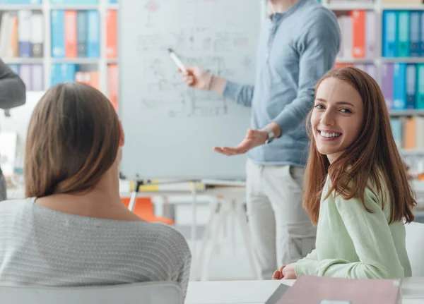 Chercheur donnant des conférences aux étudiants — Photo