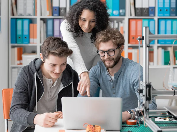 Estudantes de engenharia usando uma impressora 3D — Fotografia de Stock