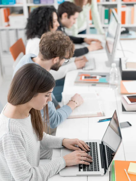 Büroangestellte und Studenten im Coworking Space — Stockfoto