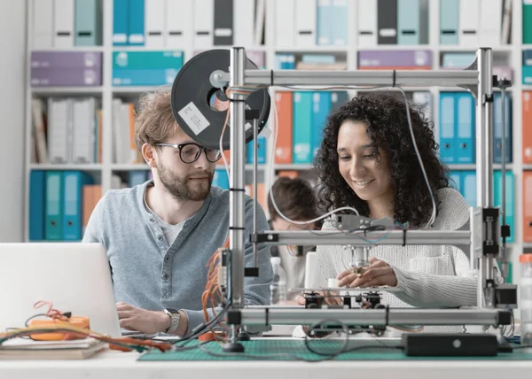 Estudantes de engenharia usando impressora 3d — Fotografia de Stock