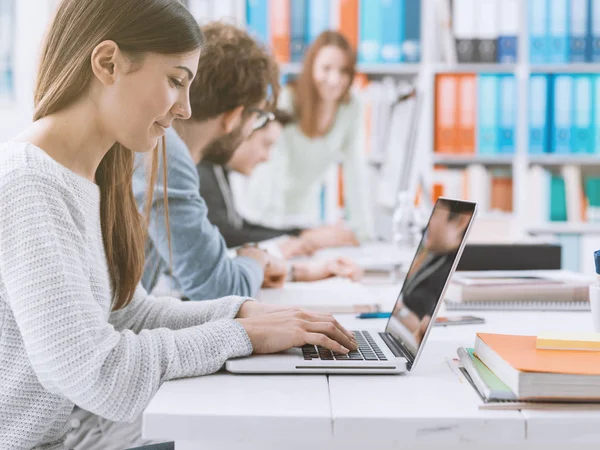 Mladí studenti na ucastnin — Stock fotografie