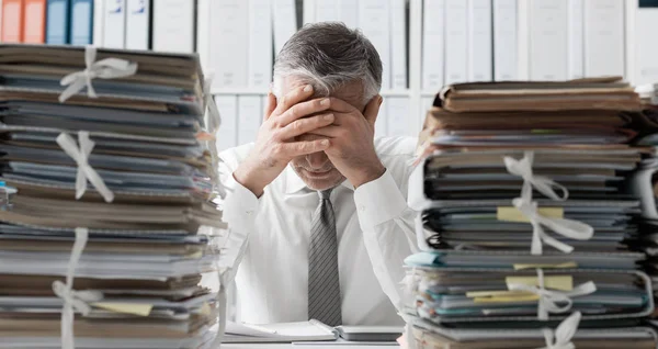 Empresário exausto e stressado — Fotografia de Stock