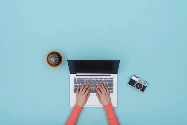 Woman typing on laptop — Stock Photo, Image