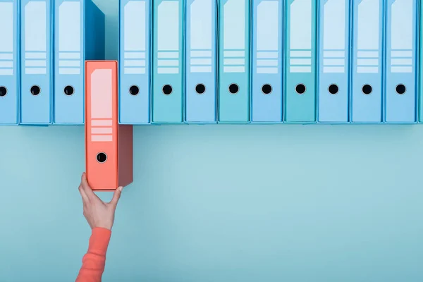 Trabalhador de escritório levando pasta — Fotografia de Stock