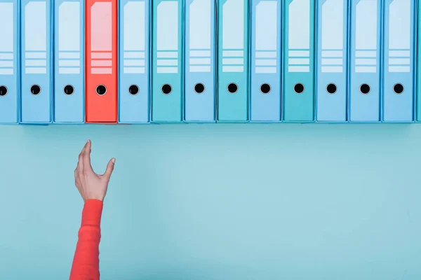 Trabalhador de escritório levando pasta — Fotografia de Stock