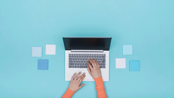 Vrouw die met een laptop werkt — Stockfoto